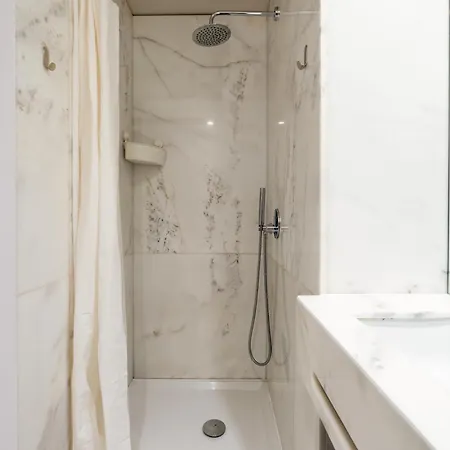 Host Wise - Modern Stuning Flat W Prime Location *