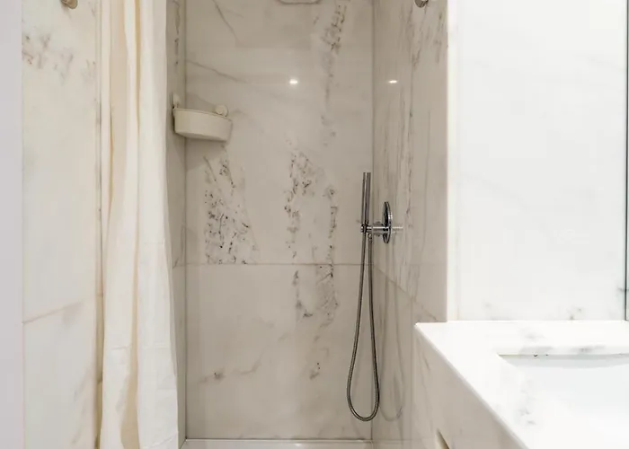 Host Wise - Modern Stuning Flat W Prime Location *